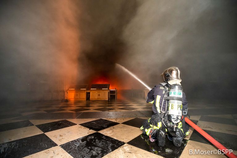 Тушение пожара в соборе Парижской Богоматери.