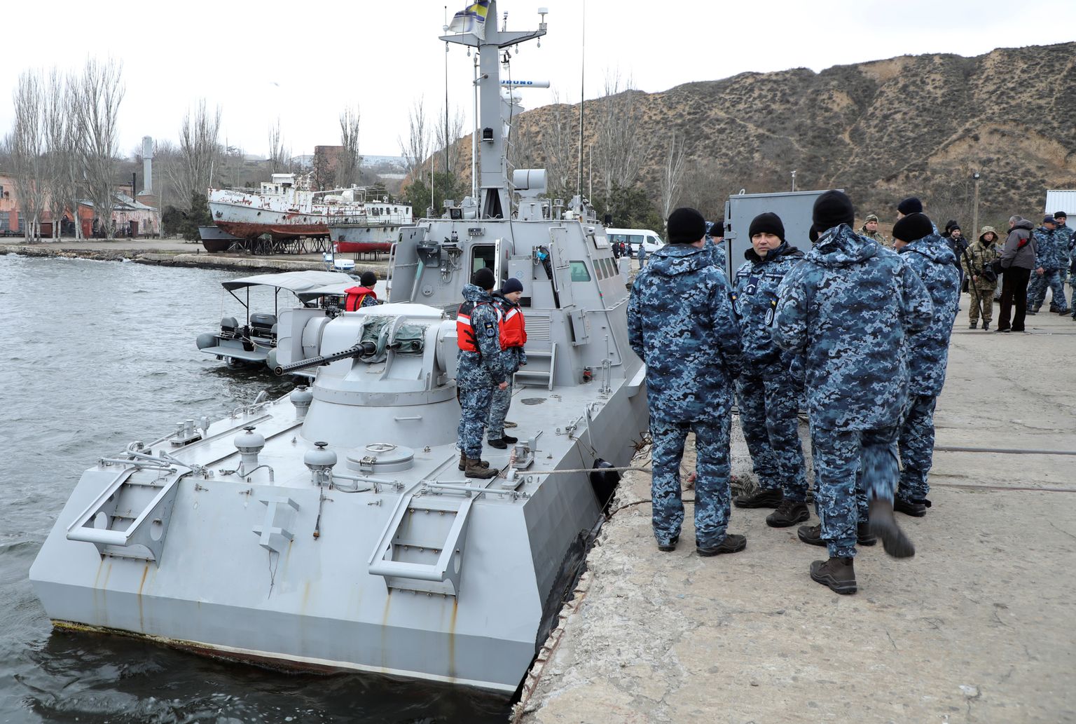 Mereväelased sõjalaeva Nikopol juures.