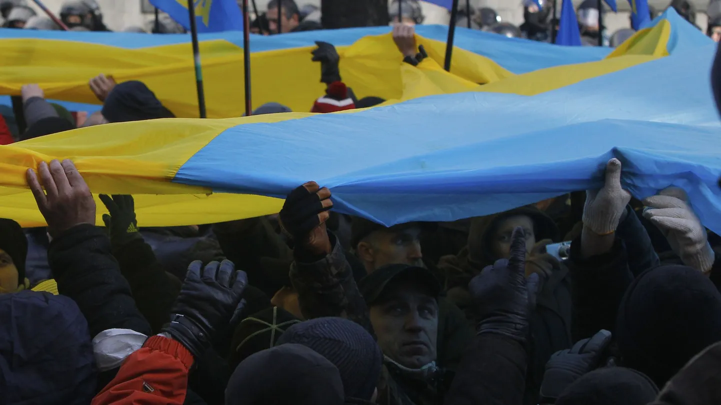 Meeleavaldajad kandsid ülemraada hooone juures tohutult suurt Ukraina lippu.