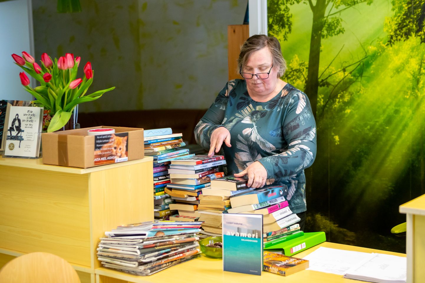 TAGASTATUD RAAMATUD: Valjala raamatukogu juhataja Tiia Läti sõnul laenutavad sealsed lugejad kõike, lemberomaanidest krimkadeni.