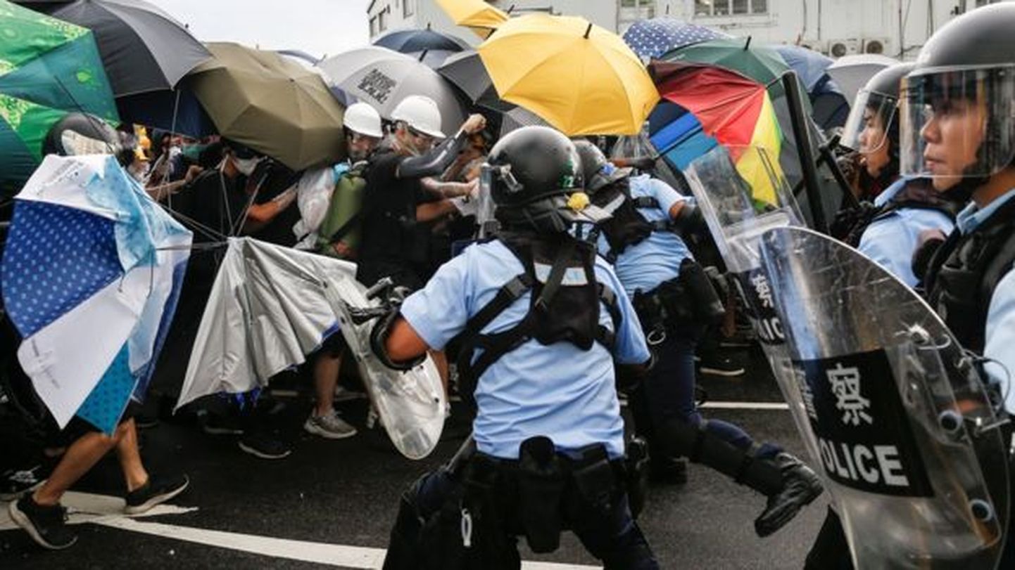Honkongas policija pret protestētājiem liek lietā stekus