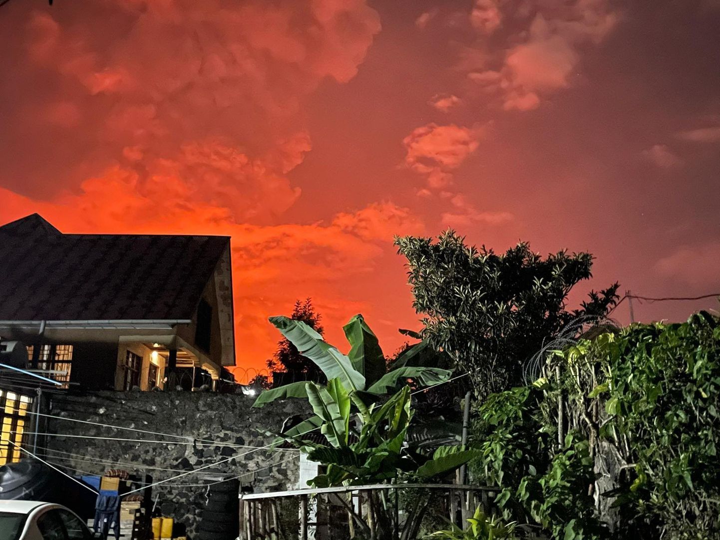 Nyiragongo vulkaani purse värvis taeva Goma linna kohal punaseks. FOTO: Xinhua/Zumapress.com/Scanpix
