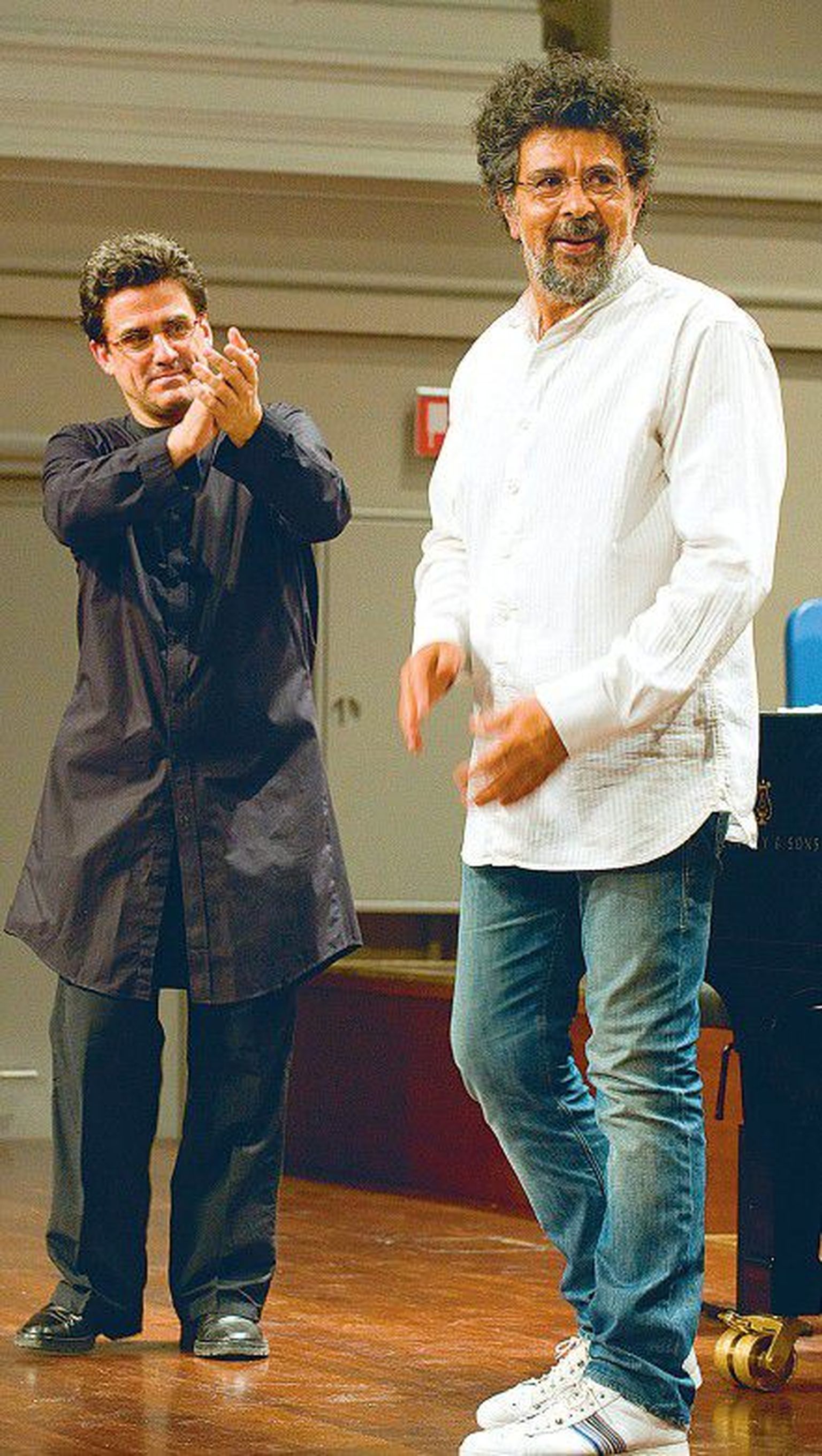 Популярному композитору, автору саундтреков почти к 60 фильмам Габриэлю Яреду (справа) аплодирует дирижер Брюссельского филармонического оркестра Дирк Броссе.