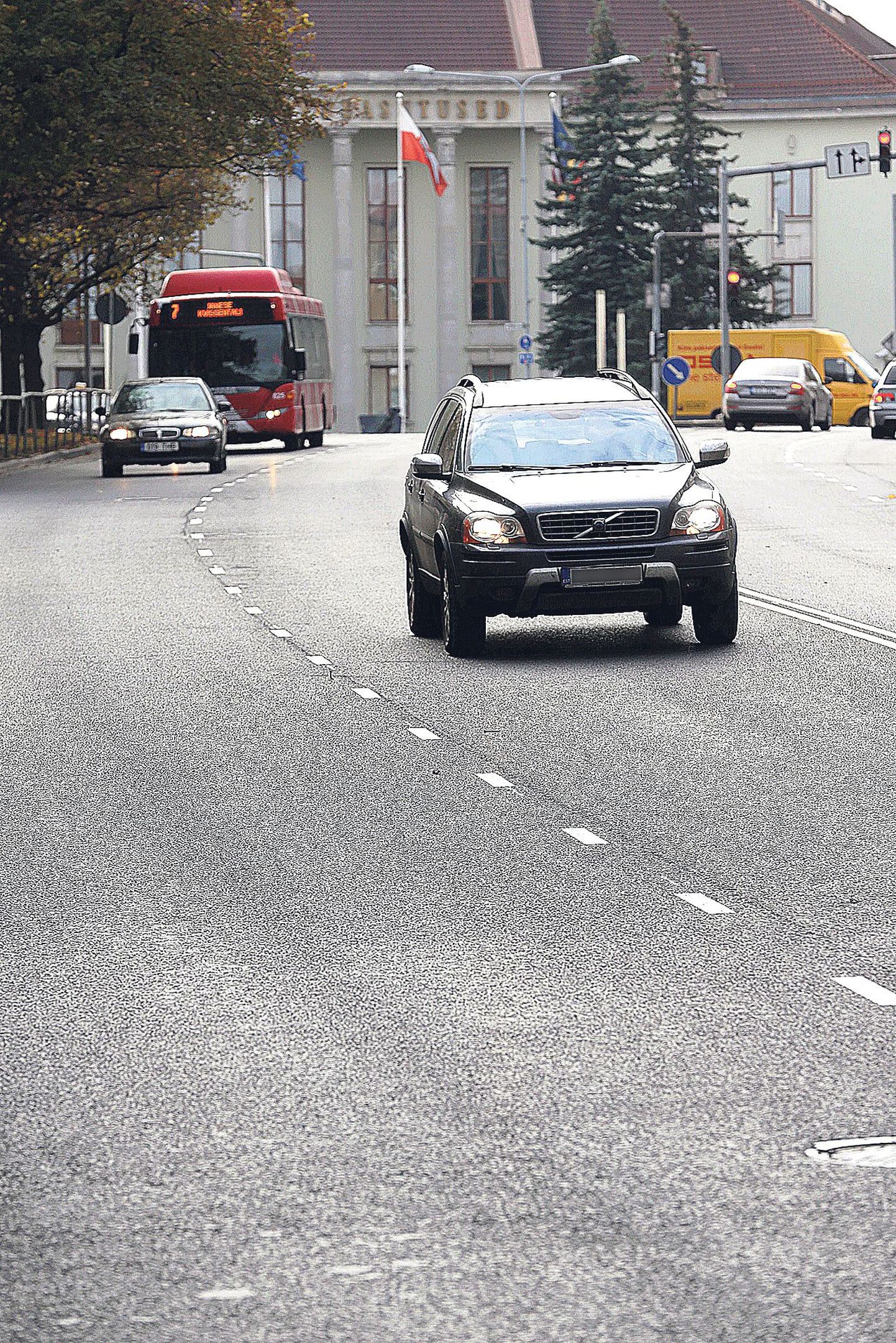 Tartu linn ei ole rahul Riia tänava asfaltimise kvaliteediga, muu hulgas on mure, et lubamatult sõidujälge sattunud asfaldivuuk halvendab teekatte vastupidavust ilmastikuoludele.