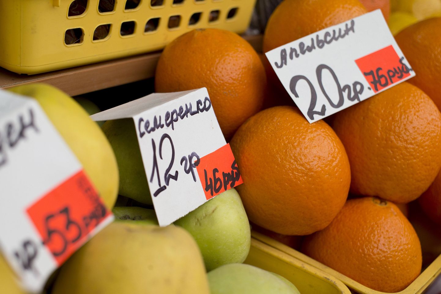 Puuviljade hinnad on antud nii grivnades kui rublades, et Simferopoli elanikud hakkas harjuma Vene rahvusvaluutaga.