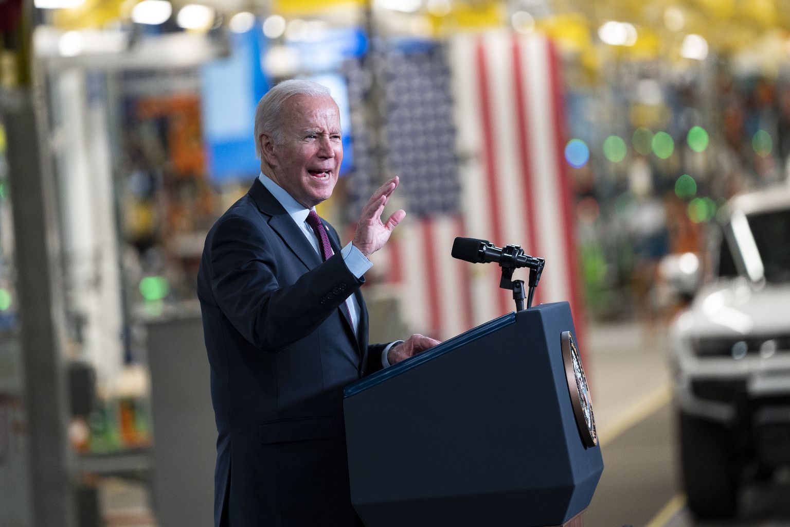 USA president Joe Biden 17. novembril 2021 Detroitis, Michiganis General Motorsi tehases ZERO kõnet pidamas. Pildile on jäänud ka elektriline Hummer.