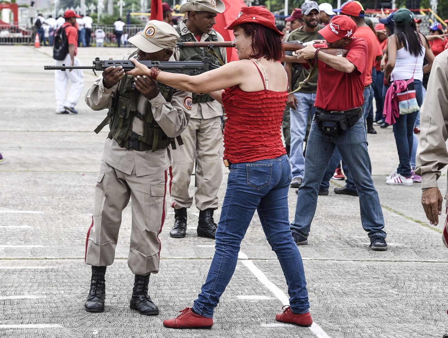 Venezuela sõjaväelased õpetavad tsivilistidele relvade kasutamist.