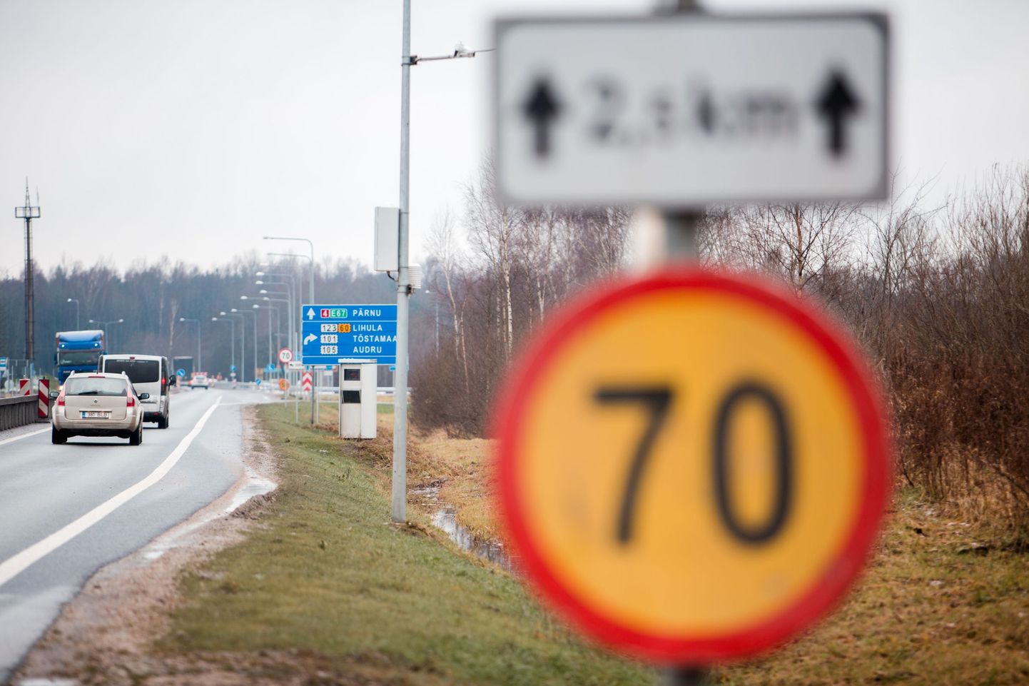 Tallinna-Pärnu-Ikla maanteel Nurme-Sauga vahelise lõigu remondi ja Nurmeveski silla ehitamise tõttu kehtestatud ajutise liikluskorralduse tõttu jääb Nurme kiiruskaamera, mis mõõdab kiirusepiirangut 90 km/h, vaid mõnekümne meetri võrra liiklusmärgi taha, mis kehtestab kiiruse 70 km/h.