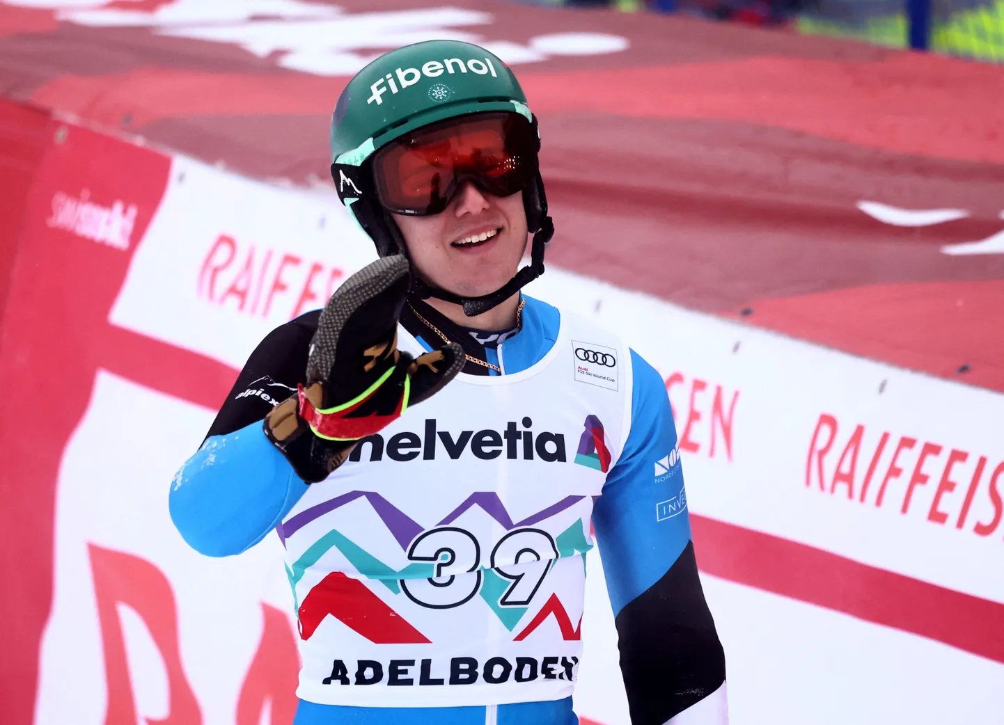 Tormis Laine Adelbodenis pärast teise sõidu lõpetamist. Publik tervitas teda tormiliselt ja Tormis vastas tänulikult.