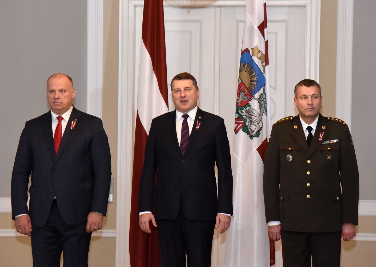 Aizsardzības ministrs Raimonds Bergmanis (no kreisās), Valsts prezidents Raimonds Vējonis un Nacionālo bruņoto spēku komandieris ģenerālleitnants Leonīds Kalniņš piedalās dienesta pakāpju un zobenu pasniegšanas ceremonijā Nacionālo bruņoto spēku augstākajiem virsniekiem šā gada 7. novembrī