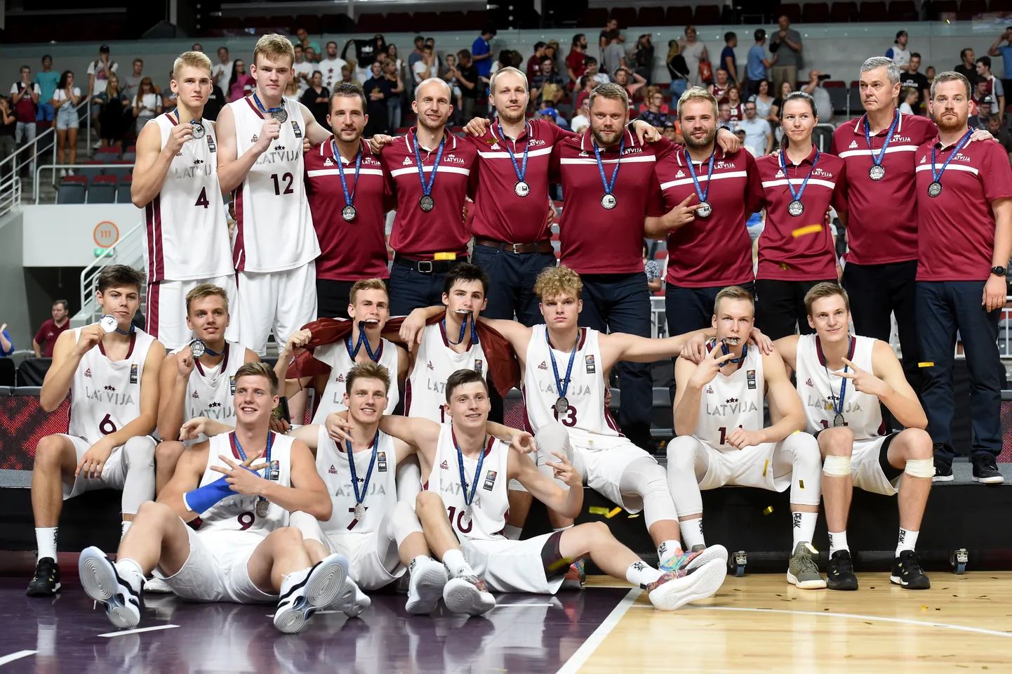 Latvijas U-18 izlase - Eiropas čempionāta sudraba medaļu ieguvēji. 