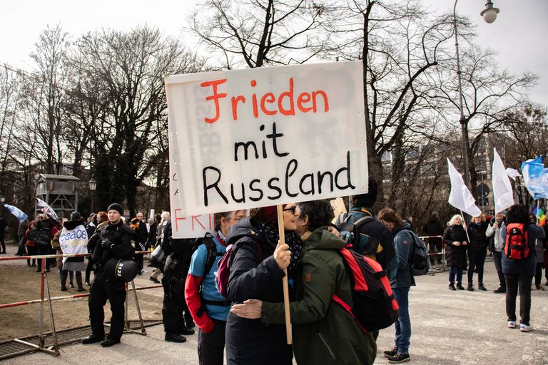 Königsplatzile kogunes umbes 10 000 inimest, kes avaldas poolehoidu Vladimir Putinile. Nende seas ühendasid jõud vandenõuteoreetikud, kristlikud fundamentalistid ja paremäärmuslased.
