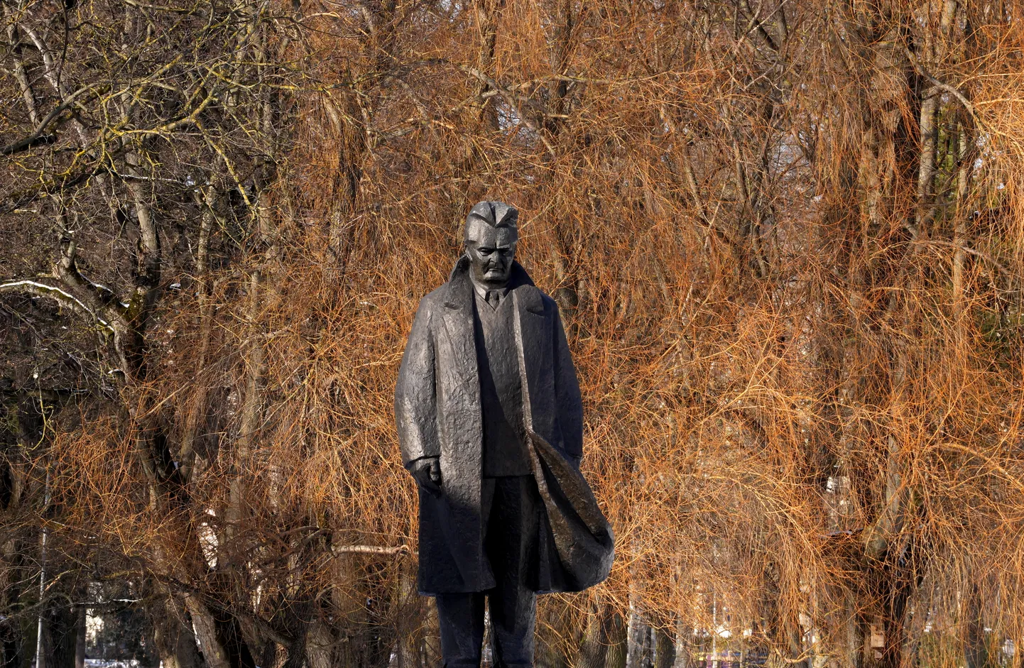 Piemineklis rakstniekam Andrejam Upītim Kronvalda parkā.
