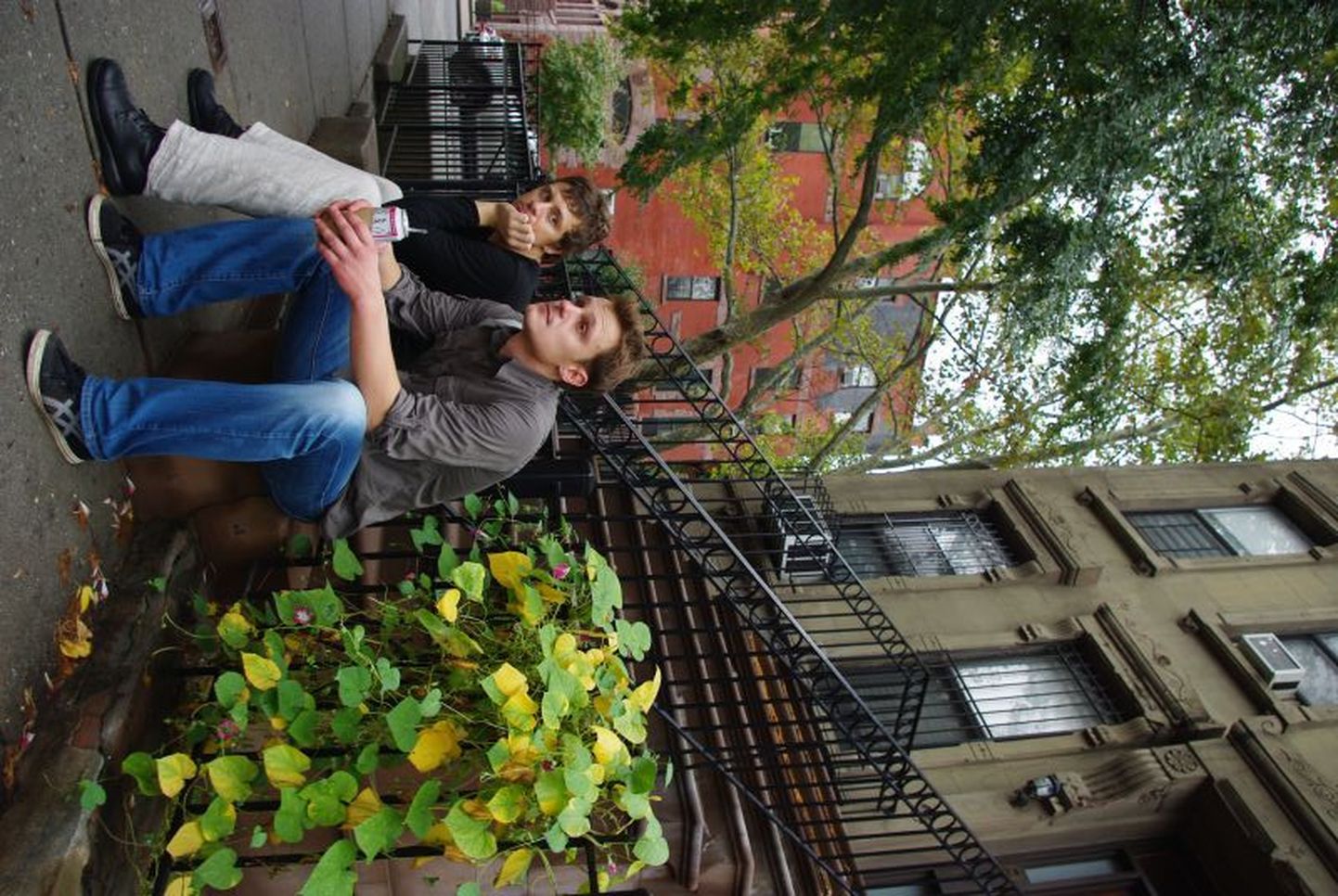 "Kogujate" näitlejad Tanel Ingi (vasakul, Langley Collyer) ja Janek
Vadi (Homer Collyer) Harlemis, 5. avenüü ja E 128. tänava nurgal,
vendade Collyerite endise maja kõrvaltrepil.