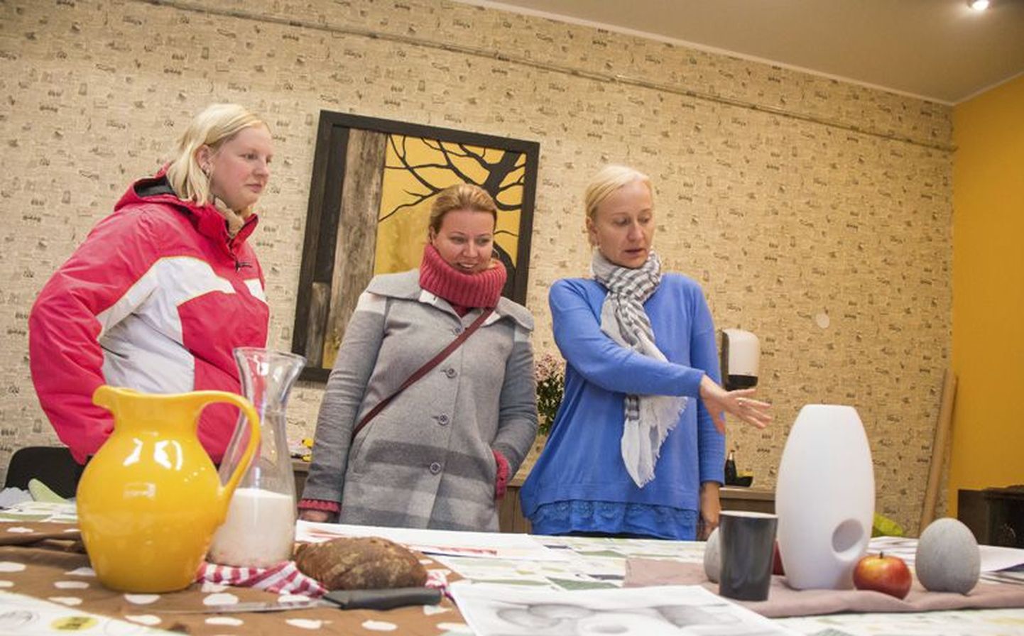 Jule Käen-Torm näitas osalejatele kunstistuudio teraapilisi töid.