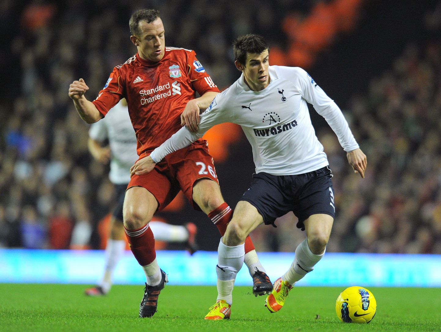 Gareth Bale (valges) võitlemas Charlie Adamiga (punases).