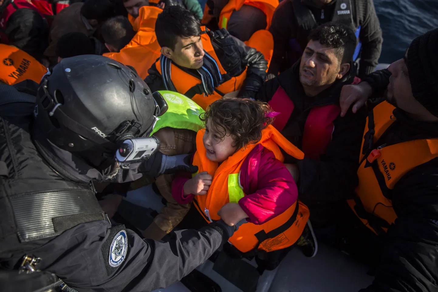 Portugallasest ELi piiriameti Frontex töötaja abistamas Kreeka Lesbose saare lähedal möödunud nädalal merehätta sattunud migrante.