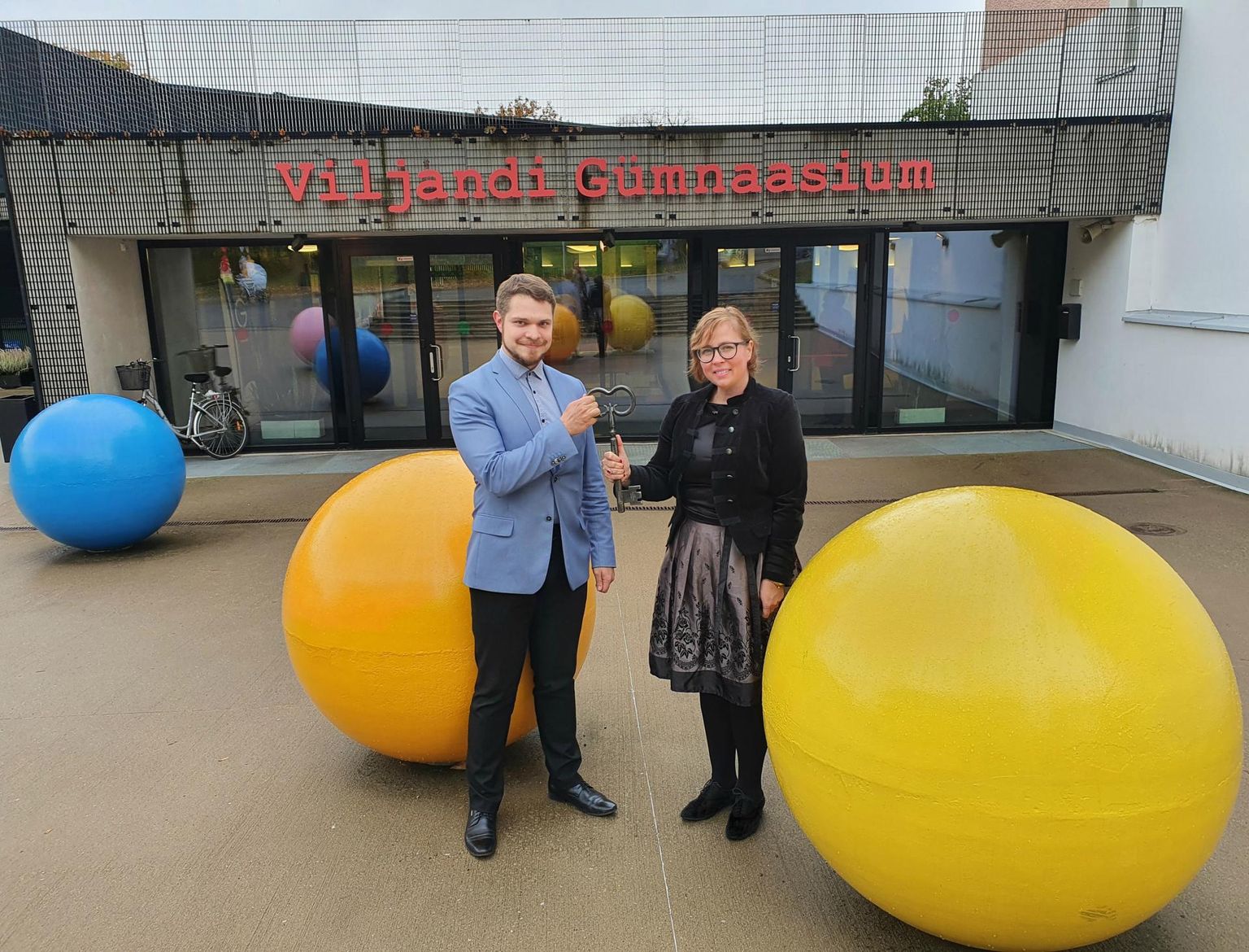 Ülle Matsini sõnutsi oli uue töökoha vastuvõtmise juures tähtis see, et oleks keegi, kellele ohjad üle anda. 1. novembrist juhib gümnaasiumi direktori kohusetäitjana Juhan-Mart Salumäe.