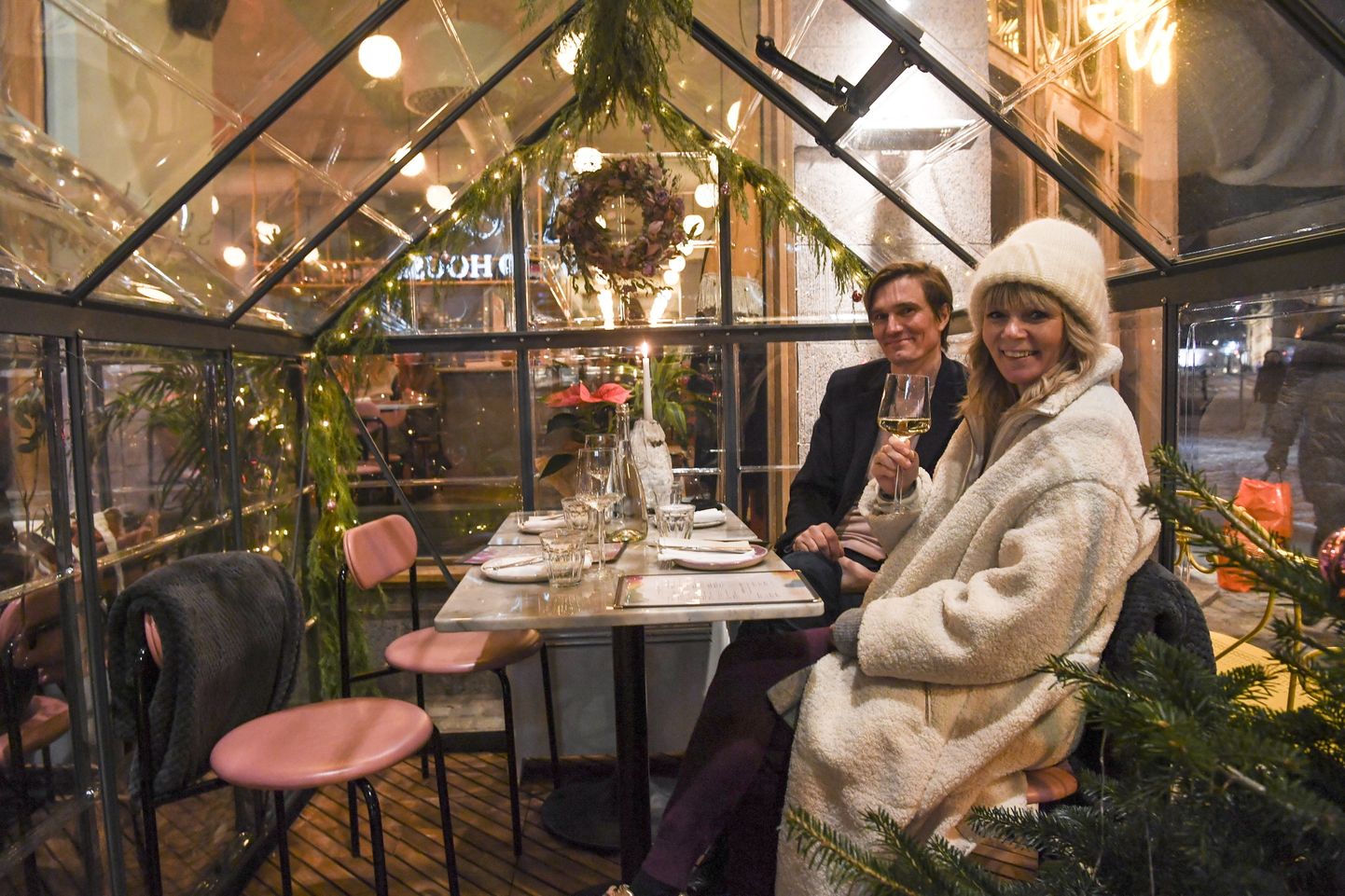 Kliendid restorani õuealale paigutatud klaasist kabiinides Helsingis aasta tagasi.