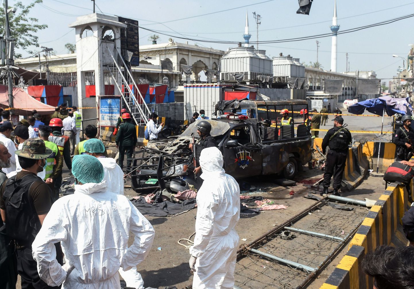Julgeolekutöötajad Pakistanis Lahore pühamu juures, kus hukkus plahvatuses vähemalt kümme inimest.