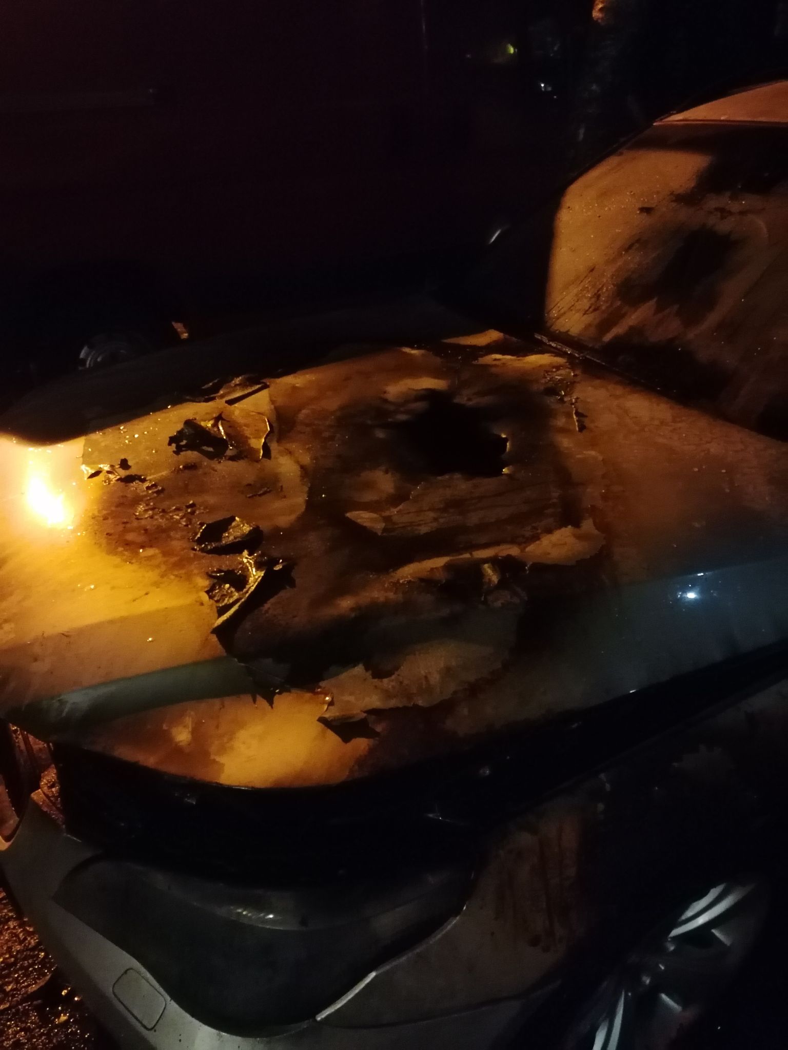 В Мустамяэ сгорел автомобиль. Фото от читателя.