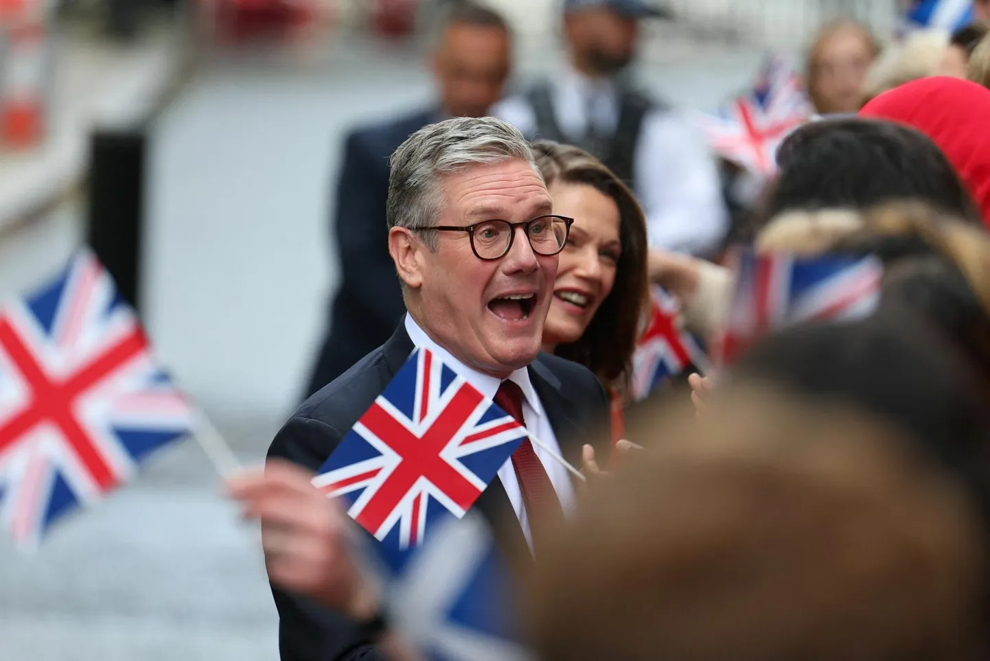 Tööpartei liider Keir Starmer eile Londonis Downing Streetil esimest korda peaministrina oma ametiresidentsi juurde saabudes rahvast tervitamas.