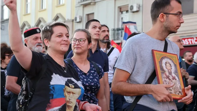 У Сербии с Россией крепкие исторические и культурные связи: обе страны имеют славянское происхождение, в обеих особую роль играет православие, а на письме используют один алфавит (Сербия - самая западная страна Европы, использующая кириллицу на государственном уровне)