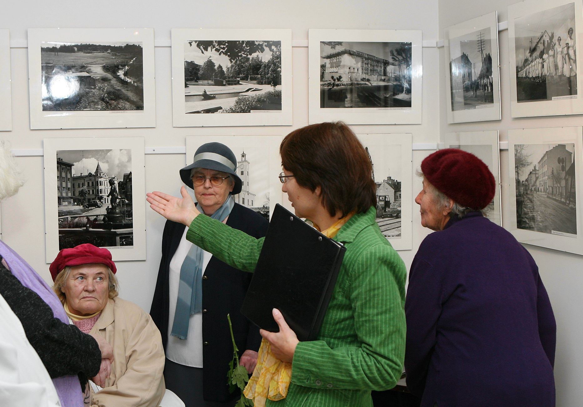 Tiina Parre (esiplaanil) tutvustab näituse avamisel Endel Veliste loomingut, mille väljapanek «Fotokroonik Endel Veliste (1930–2001)» on avatud 13. novembrini.