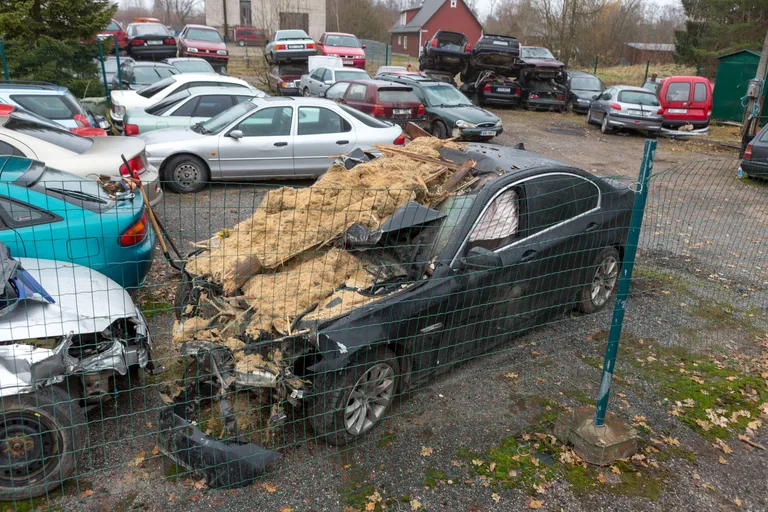 Искореженный BMW.