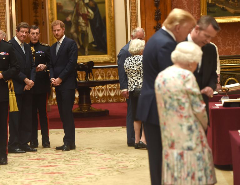 Elizabeth II tutvustas 3. juunil USA presidendile Donald Trumpile ja ta saatjaskonnale Buckinghami palee kunstiaardeid. Kaugemal on näha prints Harryt