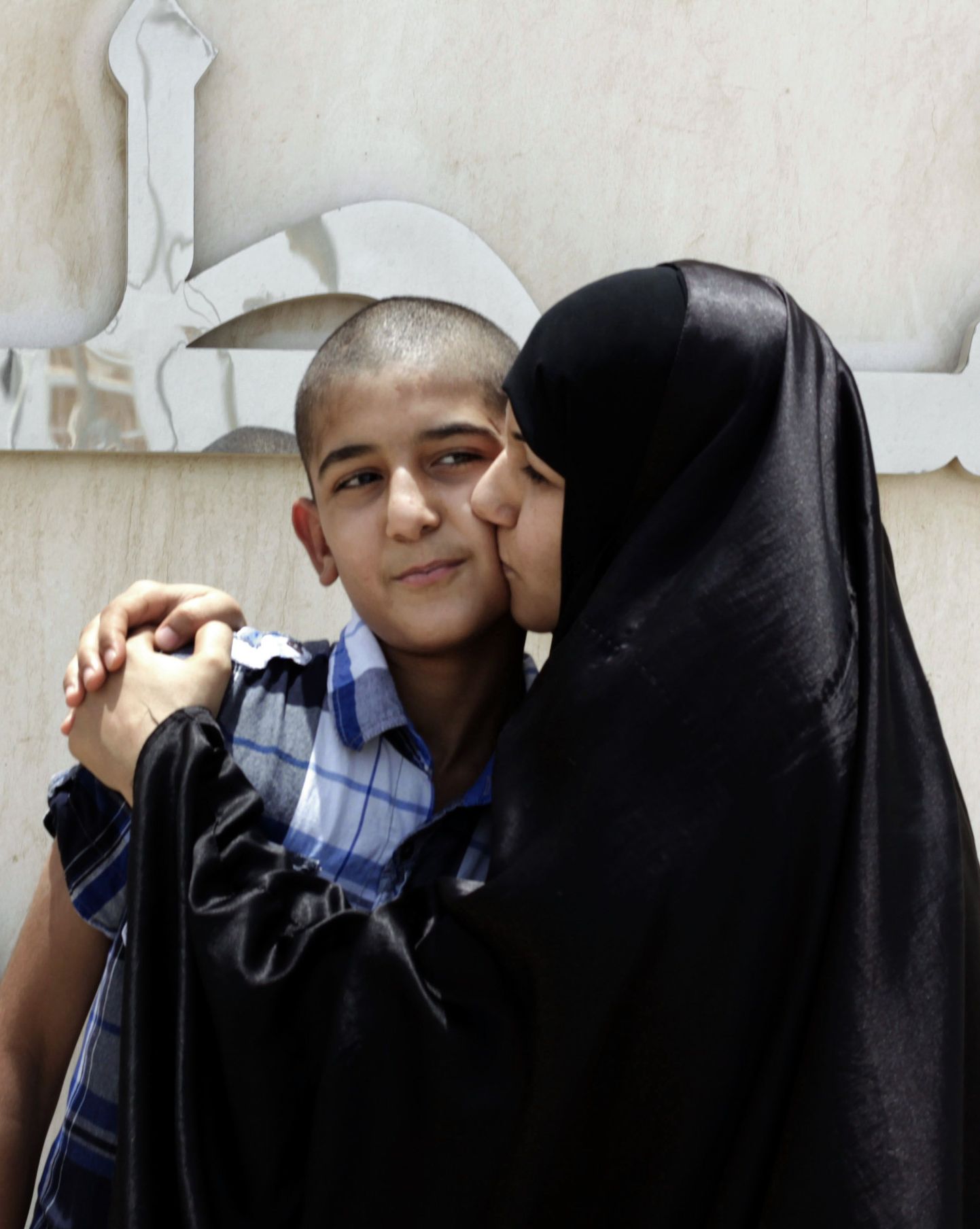 Bahreini kohtu alla läinud Ali Hasan oma emaga