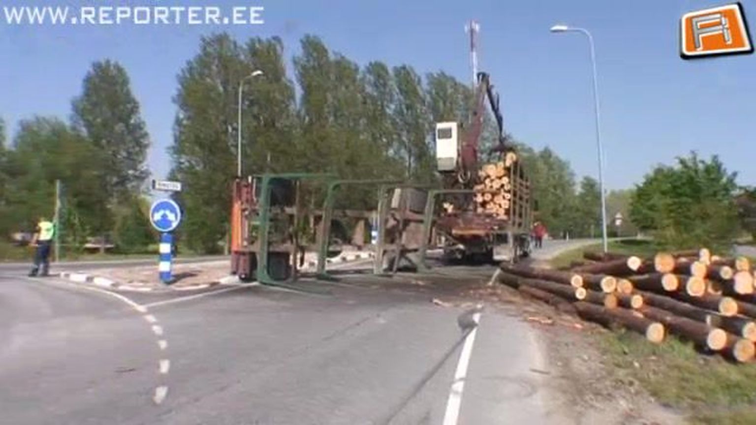 Juba 2016. aastal läks Kuressaare ringteel  ümber puidukoormaga haagisveok. Pilt on praegust uudist illustreeriv.