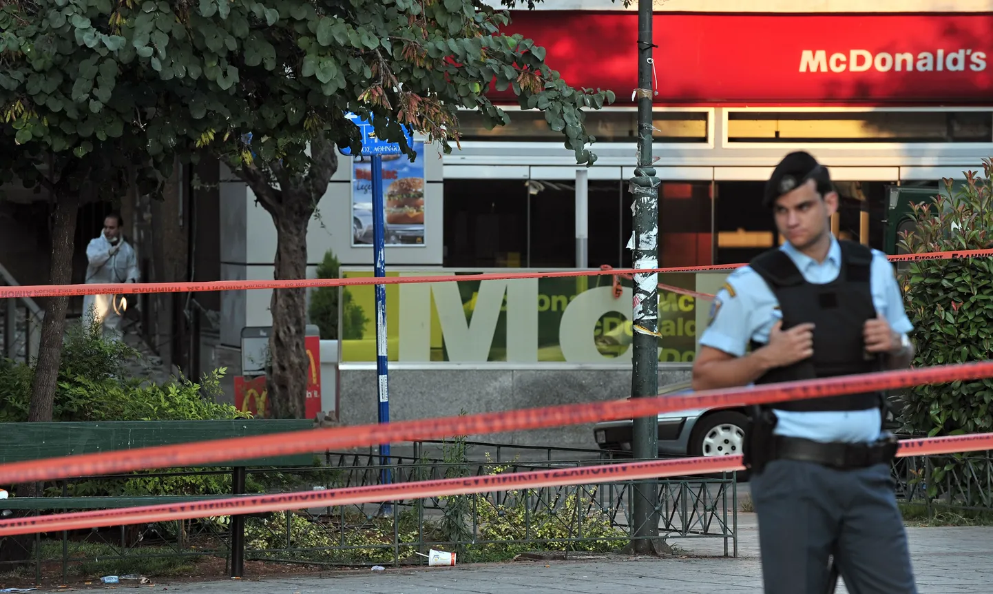 Politseinik McDonald'si ees. Foto on illustreeriv.
