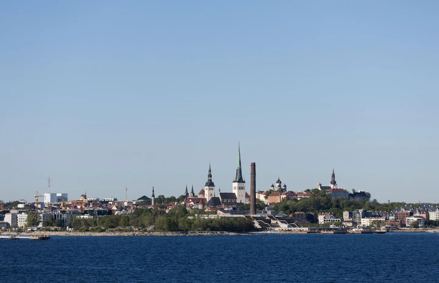 Õige nurga alt vaadates on klassikaline Tallinna kilukarbisiluett veel alles. Pilt on tehtud mais 2024.
