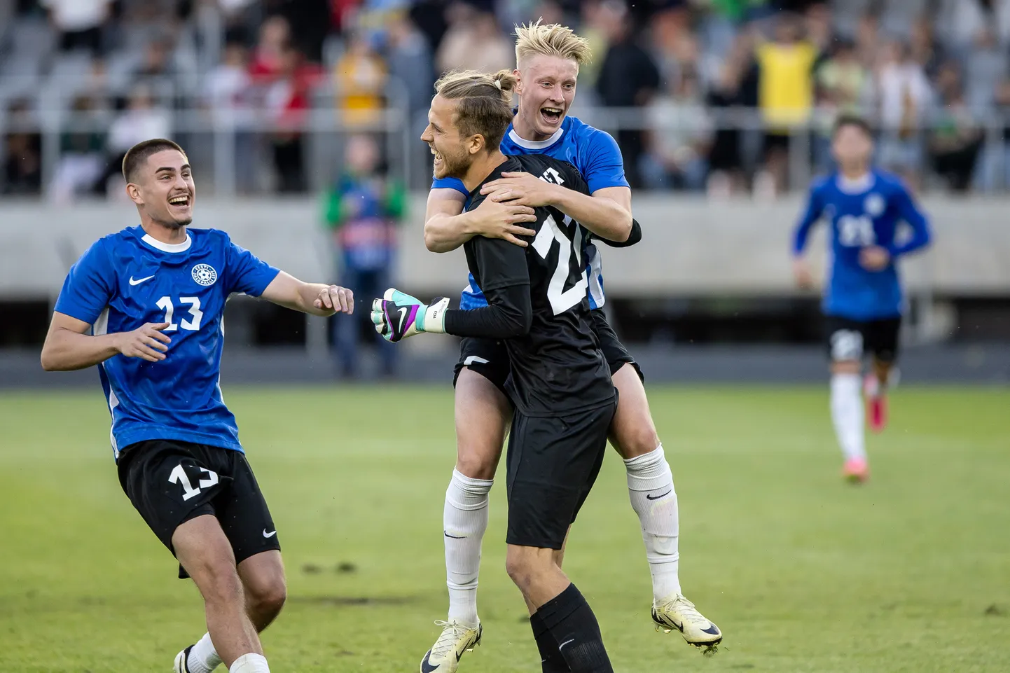 Kahe penalti tõrjumisega Eesti võitu suure panuse andnud väravavahi Karl Andre Vallneri (mustas särgis) sülle on hüpanud Rocco Robert Shein, õnnitlema tõttab Maksim Paskotši.