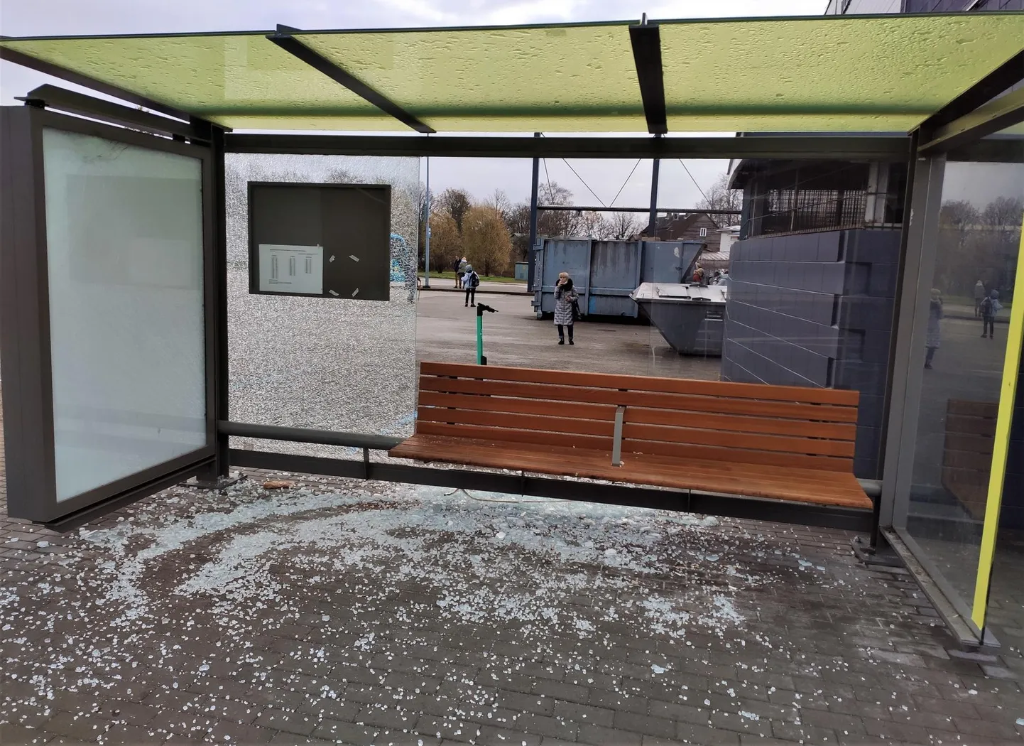 Viljandi bussijaama kõrval seisev ootekoda jäi ilma tagumisest klaasseinast.