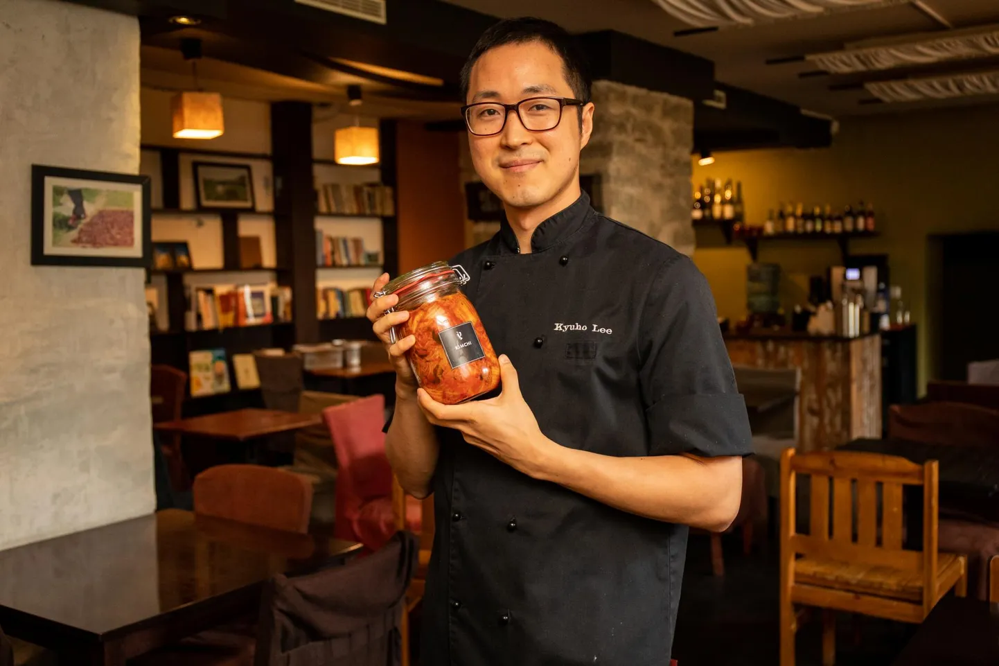 Kilo äsja kokku segatud kimchi`d on purki hapnema pandud, näitab Kyuho Lee.