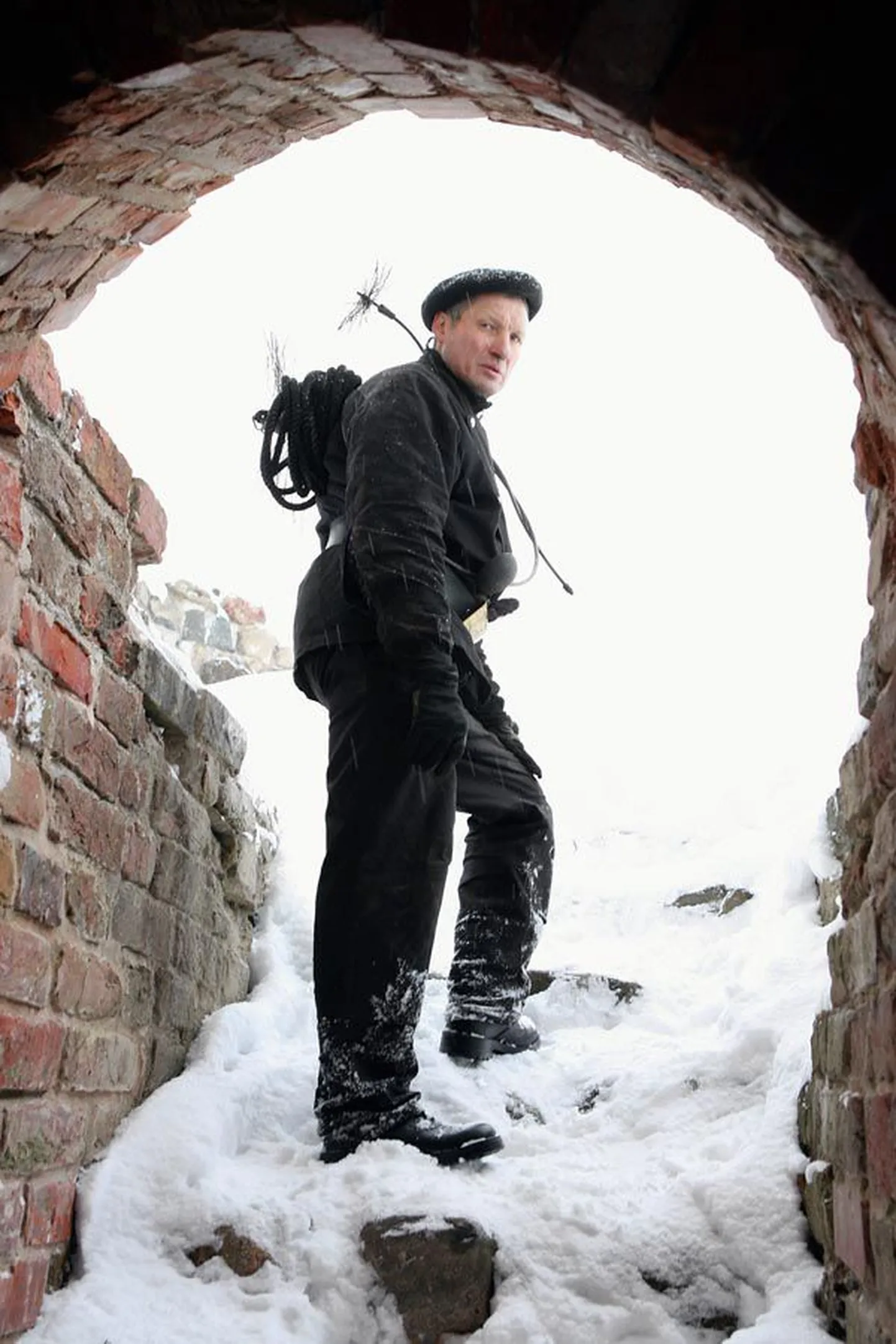 Esmapilgul näib Valbo Tähiste tavalise korstnapühkijana. Kui ta aga arheoloogiast kõnelema hakkab, muutub tema jutt hoogsaks ning tema silmisse ilmub müstiline helk. Ta on lugenud väga palju arheoloogia- ja ajalooteemalisi raamatuid ning jälginud väljakaevamistel toimuvat.