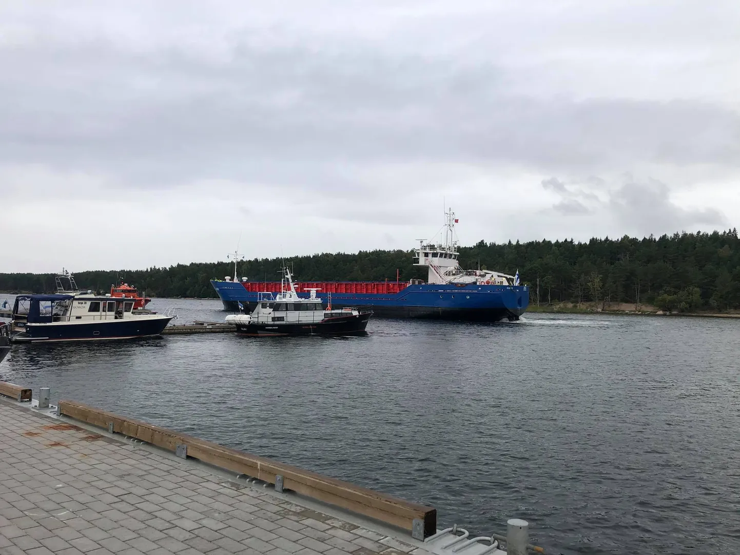 Kaubalaev sildumas Naissaare sadamas
