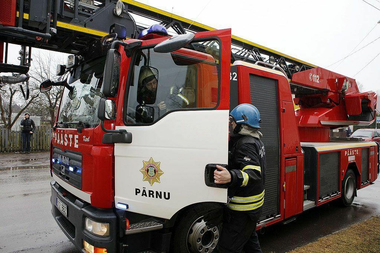 Päästjad said väljakutse Pärnusse Papiniidu tänavale, kus elumaja kolmanda korruse aknast tuli suitsu. Pilt on illustratiivne.