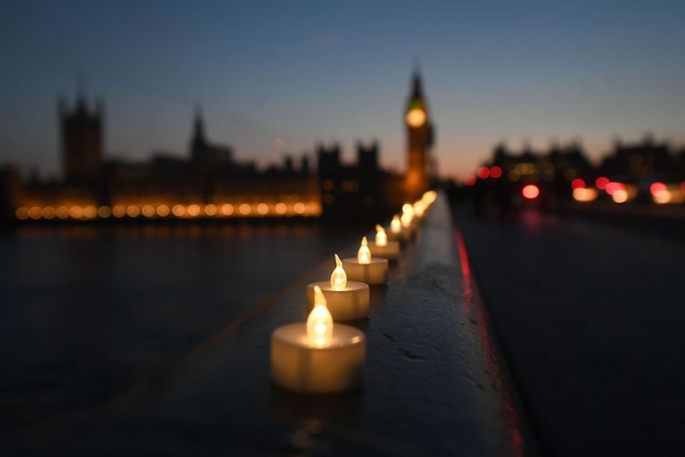 Hukkunute mälestuseks süüdatud küünlad Westminsteri sillal