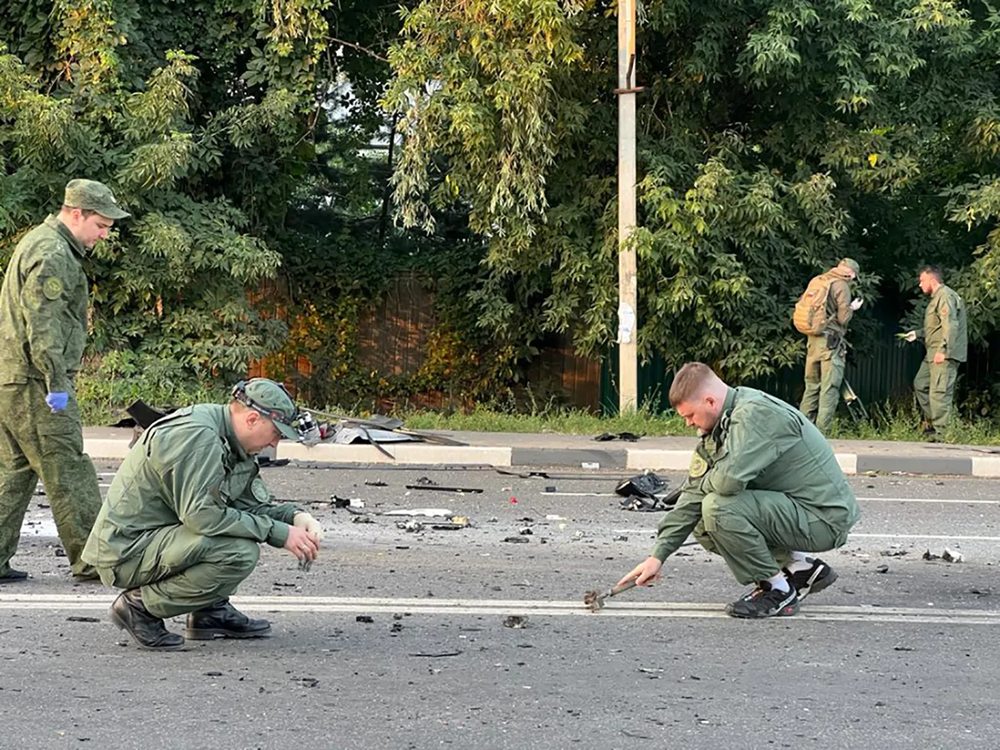 Uurijad Dugina auto plahvatamise kohal 21. augusti hommikul.
