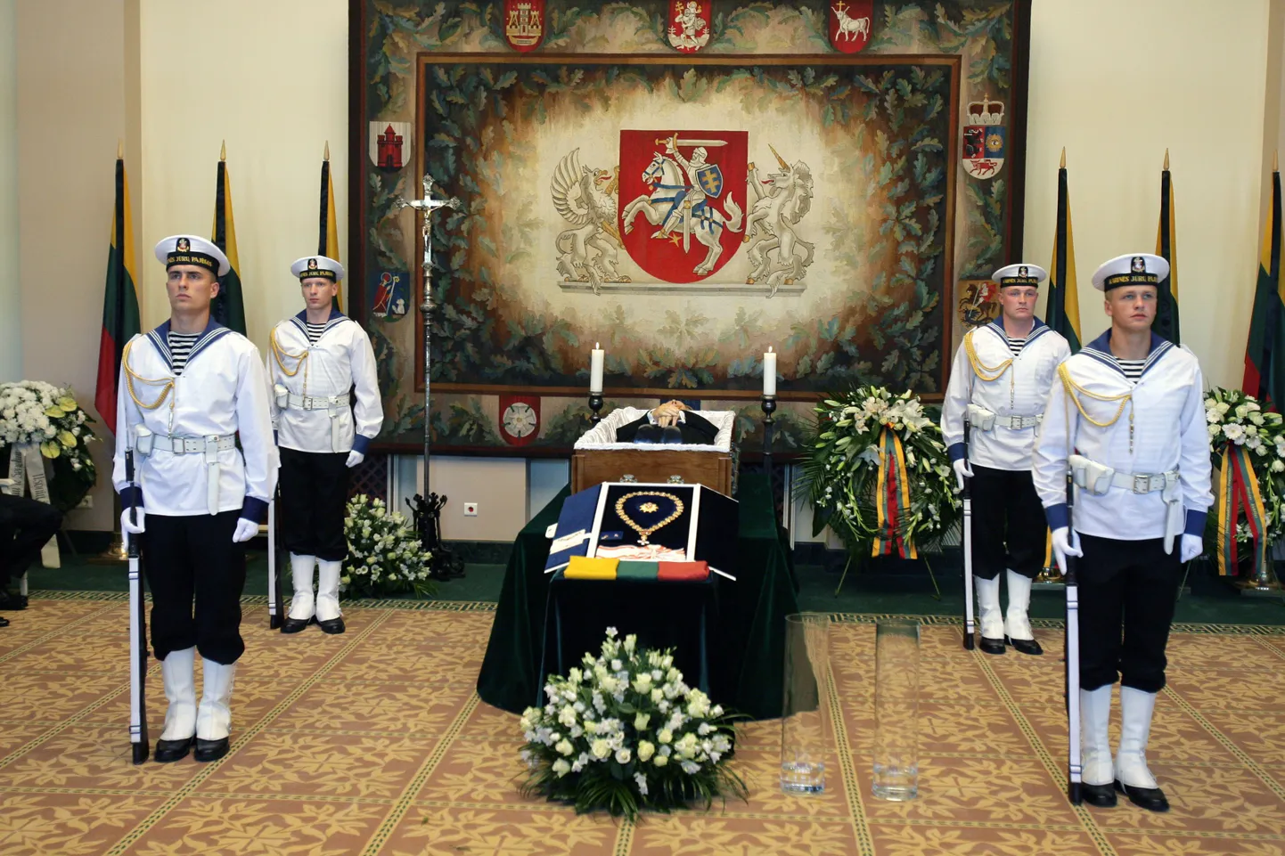 Auvahtkond Leedu esimese presidendi Algirdas Brazauskase sarga juures presidendipalees Vilniuses.