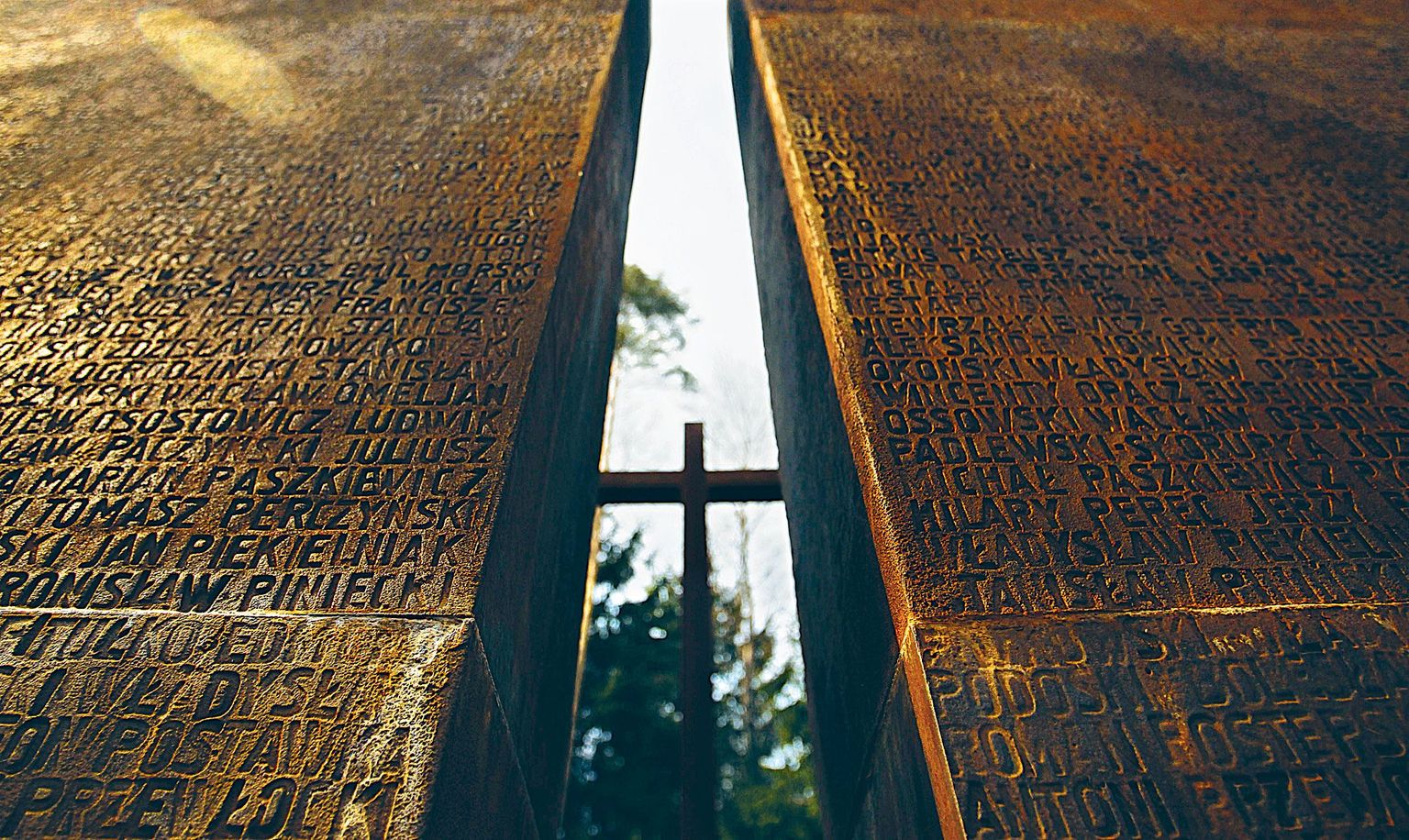 Katõni veresauna mälestusmärk, millel on kirjas enam kui 21 000 1940. aasta aprillis mõrvatud Poola kodaniku nimed.