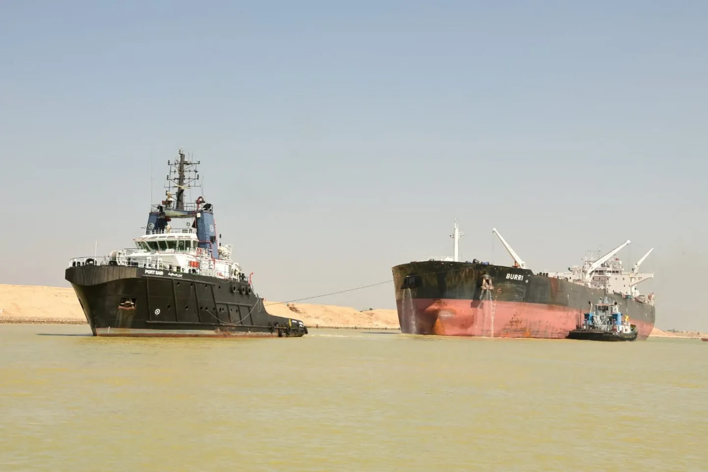 Pukser abistab Suessi kanalis naftasaaduste tankerit The Burri pärast kokkupõrget veeldatud maagasi tankeriga BW Lesmes