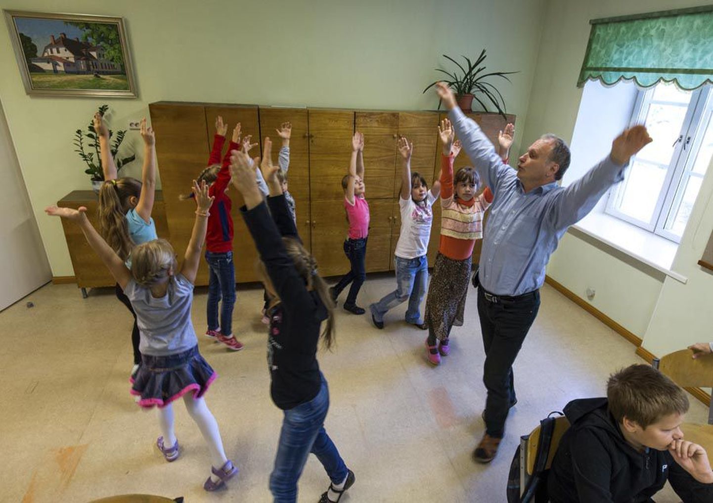 Et Tarvastu gümnaasiumis käis parajasti spordinädal, alustas muusikaõpetaja Jaan Tamm 10. septembril ka oma tundi kehaliste harjutustega.