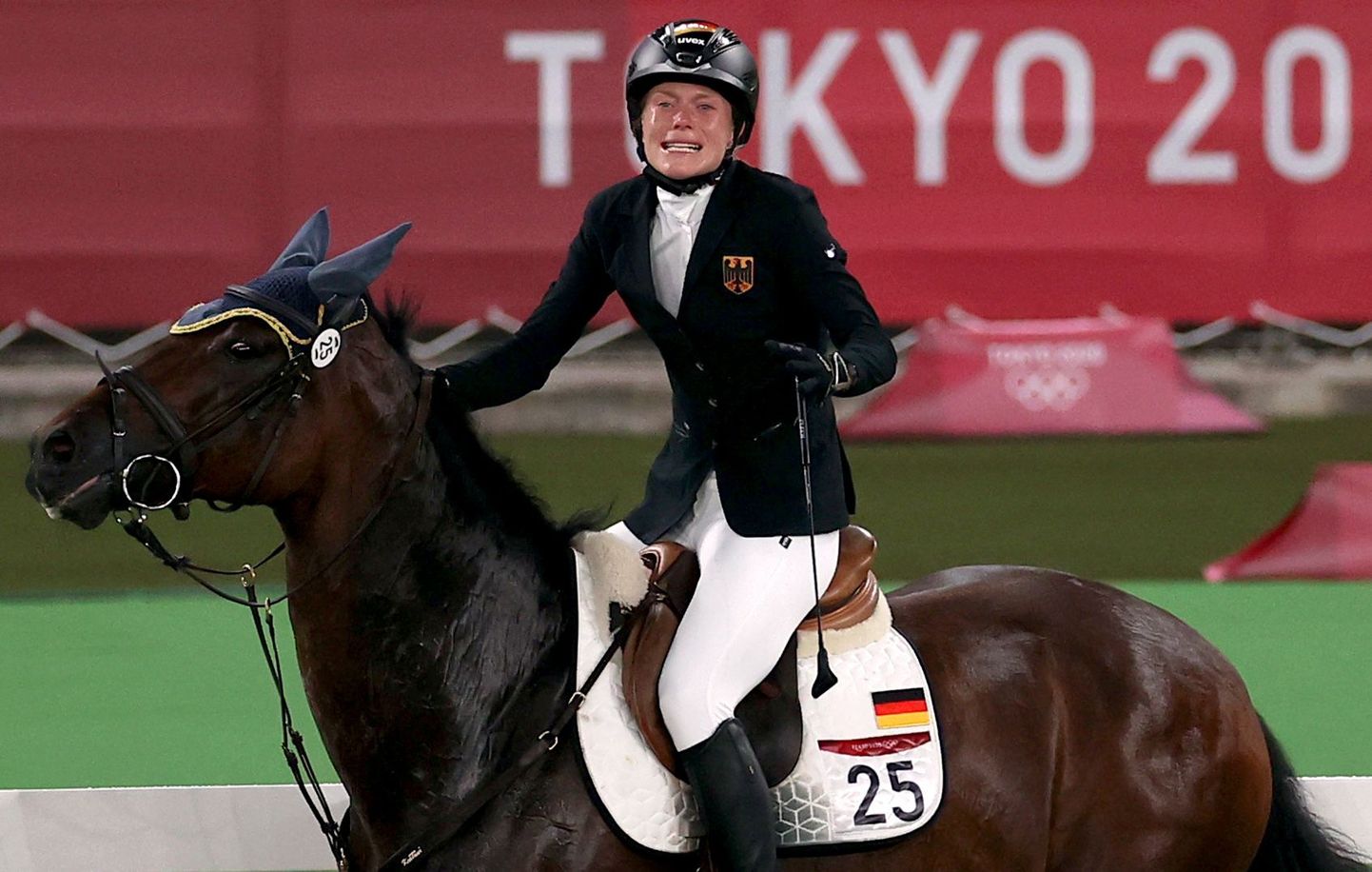 Vācijas sportiste Annikai Šleu un zirgs "Svētais puika".