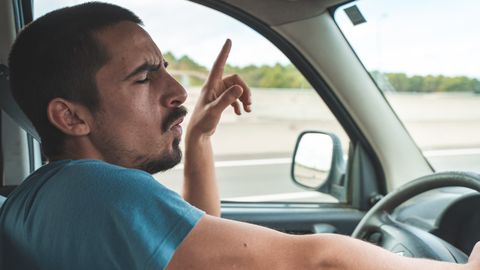 Levinud haigusest annab märku see, mida teeb inimene autot juhtides