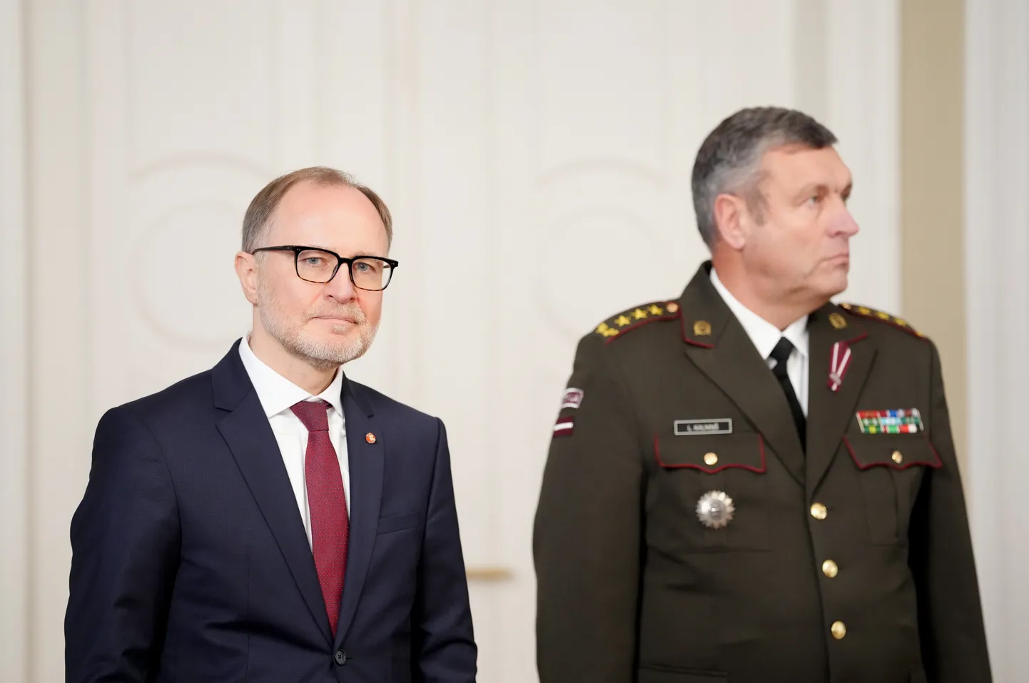 Aizsardzības ministrs Andris Sprūds (no kreisās) un Nacionālo bruņoto spēku komandieris ģenerālleitnants Leonīds Kalniņš.