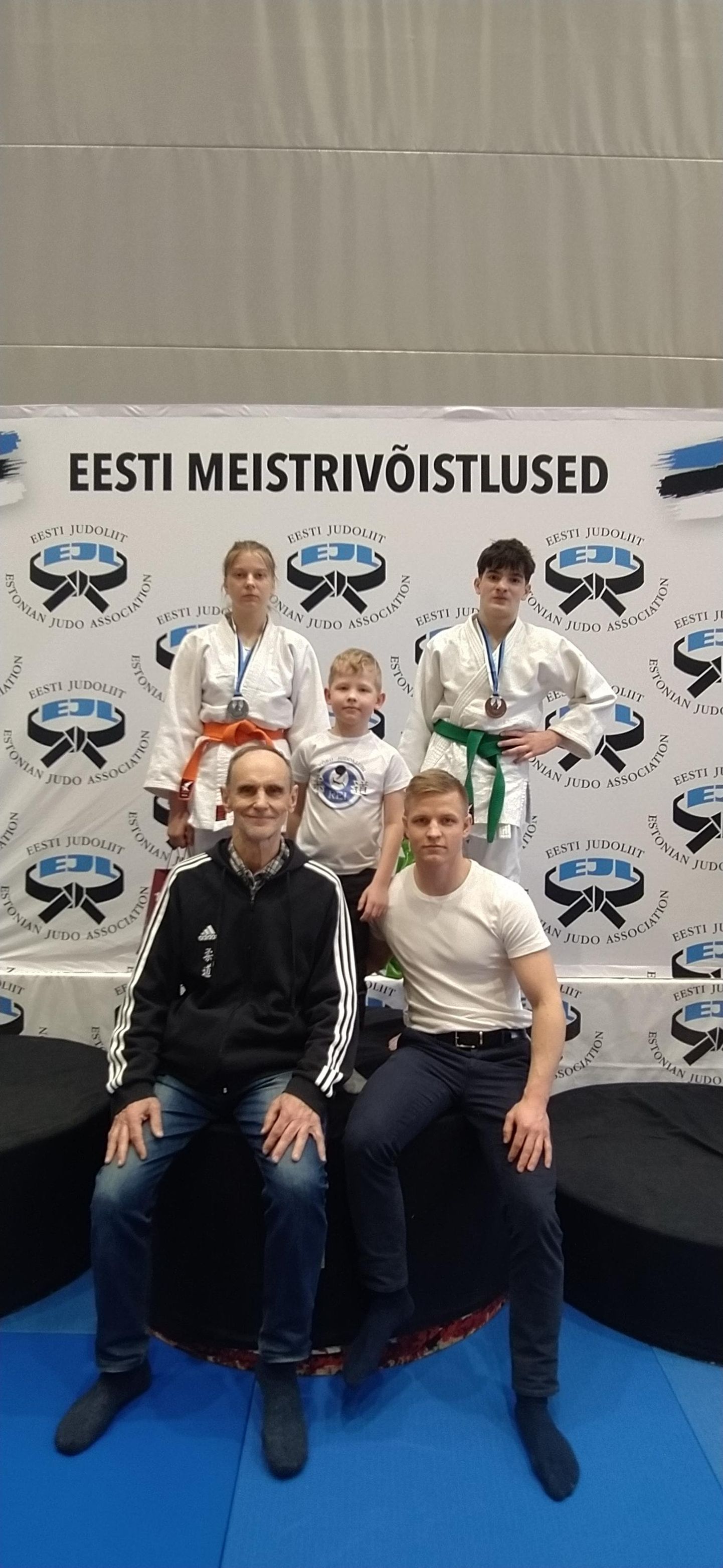 Rei medalivõitjad treenerite Enno Raagi (vasakul) ja Ants-Hindrek Tiidoga